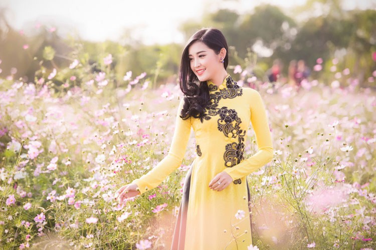 A hau Huyen My dep thien than voi ao dai Xuan-Hinh-14